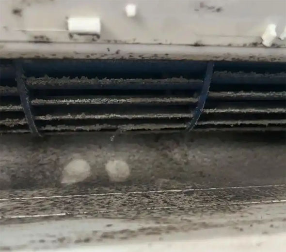 源汇空调吹的风有股烧焦味是怎么回事